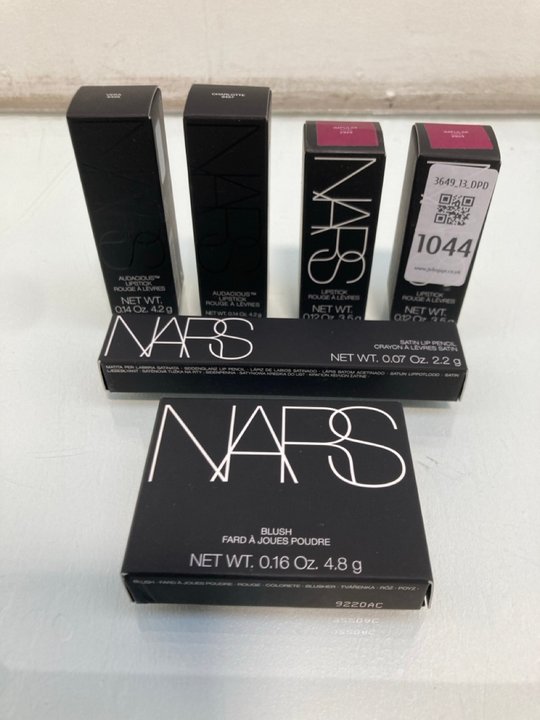 Lot 1044  
            Marchington SR13 - Parcel Delivery Only 

                
6 X ASSORTED NARS MAKE UP TO INCLUDE 4.2G AUDACIOUS LIPSTICK IN SHADE VERA: LOCAT...