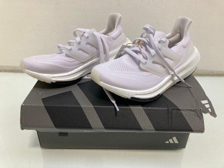 Lot 1056  
            Marchington SR13 - Parcel Delivery Only 

                
ADIDAS WOMEN ULTRABOOST LIGHT TRAINERS IN WHITE/BLACK - SIZE UK 4: LOCATION - G1