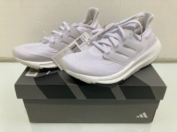 Lot 1057  
            Marchington SR13 - Parcel Delivery Only 

                
ADIDAS WOMEN ULTRABOOST LIGHT TRAINERS IN WHITE/BLACK - SIZE UK 5: LOCATION - G1