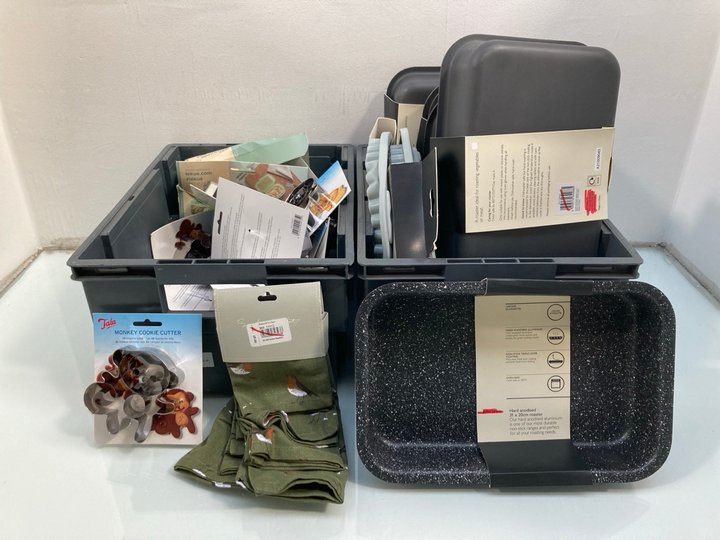 Lot 1069  
            Marchington SR13 - Parcel Delivery Only 

                
QTY OF ASSORTED KITCHEN ITEMS TO INCLUDE SOPHIE ALLPORT SET OF 4 ROBIN NAPKINS IN...