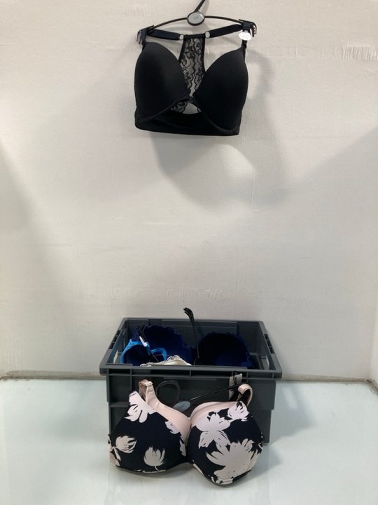 Lot 1070  
            Marchington SR13 - Parcel Delivery Only 

                
QTY OF ASSORTED WOMENS UNDERWEAR IN VARIOUS SIZES TO INCLUDE JOHN LEWIS & PARTNER...