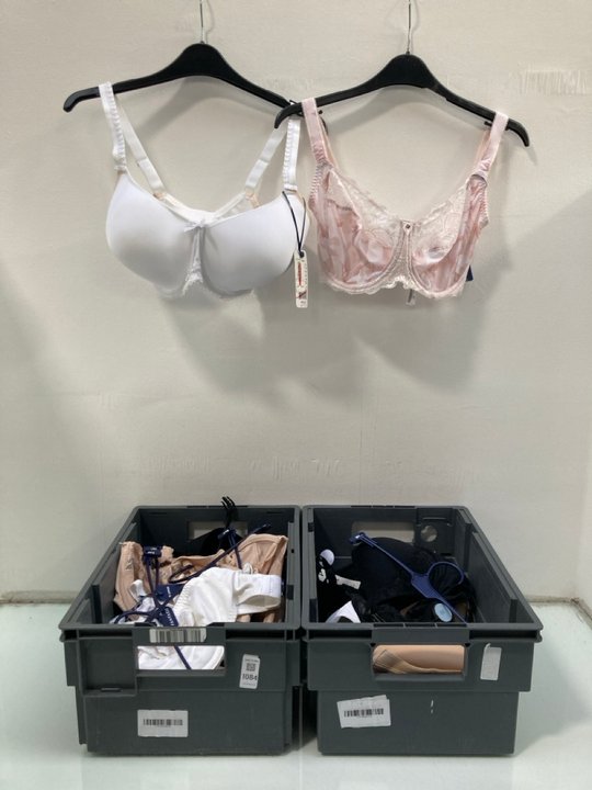 Lot 1084  
            Marchington SR13 - Parcel Delivery Only 

                
QTY OF ASSORTED WOMENS UNDERWEAR IN VARIOUS SIZES TO INCLUDE FANTASIE LACE EDGE B...