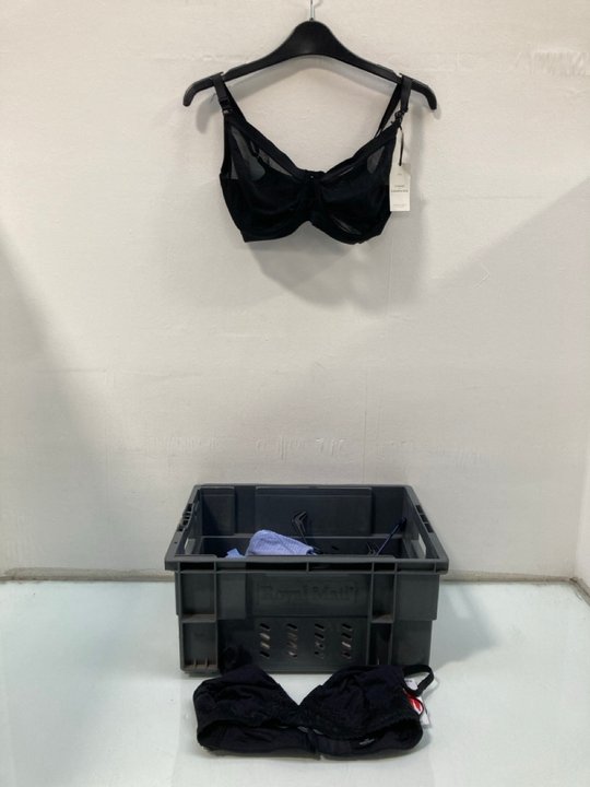 Lot 1086  
            Marchington SR13 - Parcel Delivery Only 

                
QTY OF ASSORTED WOMENS UNDERWEAR IN VARIOUS SIZES TO INCLUDE UNDERWIRED T SHIRT B...