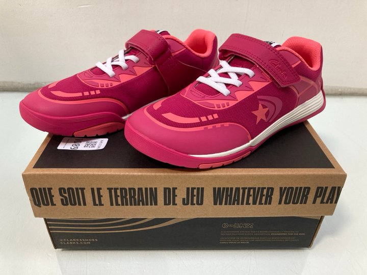 Lot 1089  
            Marchington SR13 - Parcel Delivery Only 

                
CLARKS CHILDRENS CICA STAR FLEX TRAINERS IN PINK COMBI - SIZE UK 2.5: LOCATION - G2