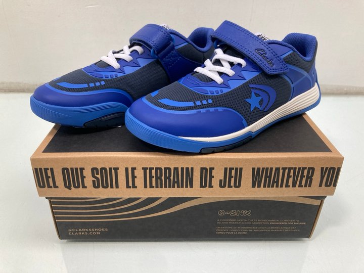 Lot 1090  
            Marchington SR13 - Parcel Delivery Only 

                
CLARKS CHILDRENS CICA STAR FLEX TRAINERS IN BLUE COMBI - SIZE UK 13.5: LOCATION - G2