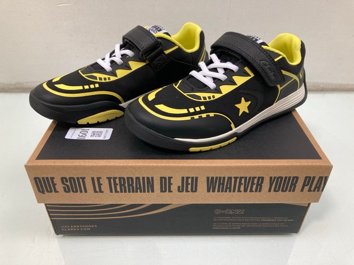 Lot 1091  
            Marchington SR13 - Parcel Delivery Only 

                
CLARKS CHILDRENS CICA STAR FLEX TRAINERS IN BLACK COMBI - SIZE UK 1: LOCATION - G2