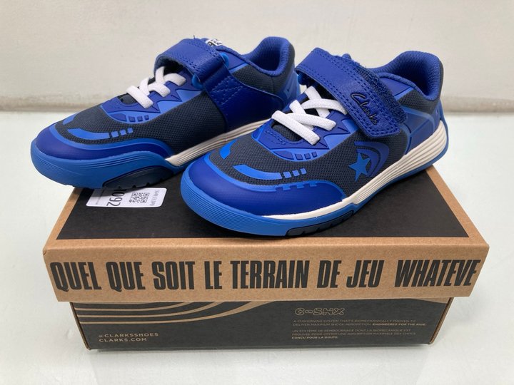 Lot 1092  
            Marchington SR13 - Parcel Delivery Only 

                
CLARKS CHILDRENS CICA STAR FLEX TRAINERS IN BLUE COMBI - SIZE UK 10: LOCATION - G2