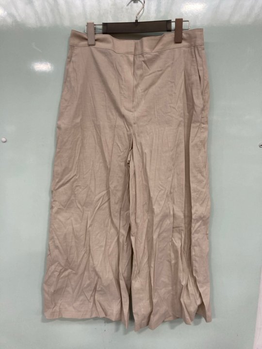 Lot 1105  
            Marchington SR13 - Parcel Delivery Only 

                
THEORY WOMENS UTILITY PATCH TROUSERS IN STRAW - SIZE UK 10 - ORIGINAL RRP £320: L...