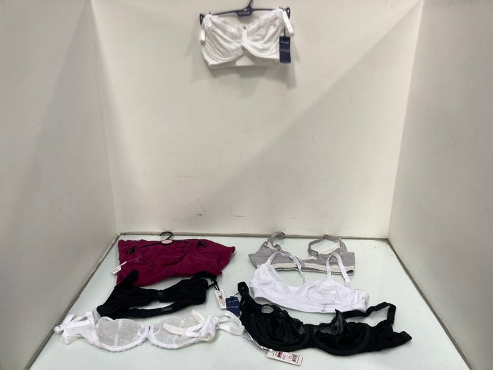 Lot 1114  
            Marchington SR13 - Parcel Delivery Only 

                
QTY OF ASSORTED WOMENS UNDERWEAR IN VARIOUS SIZES TO INCLUDE FANTASIE LACE FRILL ...