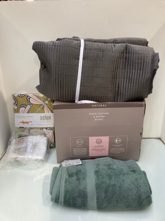 Lot 1120  
            Marchington SR13 - Parcel Delivery Only 

                
5 X ASSORTED HOUSEHOLD ITEMS TO INCLUDE JOHN LEWIS & PARTNERS 13.5 TOG DUCK FEATH...