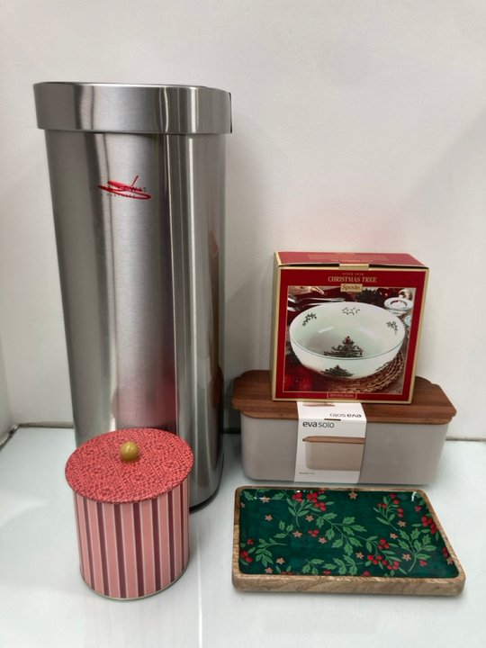 Lot 1122  
            Marchington SR13 - Parcel Delivery Only 

                
5 X ASSORTED HOUSEHOLD ITEMS TO INCLUDE SPODE CHRISTMAS TREE SERVING BOWL: LOCATI...