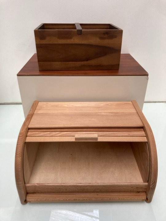 Lot 1124  
            Marchington SR13 - Parcel Delivery Only 

                
3 X ASSORTED HOUSEHOLD ITEMS TO INCLUDE JOHN LEWIS & PARTNER XL LAQUERED BOX IN E...