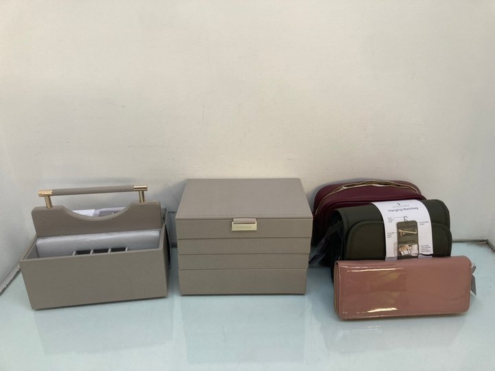 Lot 1133  
            Marchington SR13 - Parcel Delivery Only 

                
QTY OF ASSORTED ITEMS TO INCLUDE STACKERS HANGING WASH BAG IN GREEN: LOCATION - G5