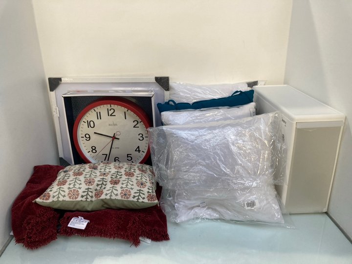 Lot 1135  
            Marchington SR13 - Parcel Delivery Only 

                
QTY OF ASSORTED HOMEWARE ITEMS TO INCLUDE JOHN LEWIS & PARTNERS BASIC SEAT PAD IN...