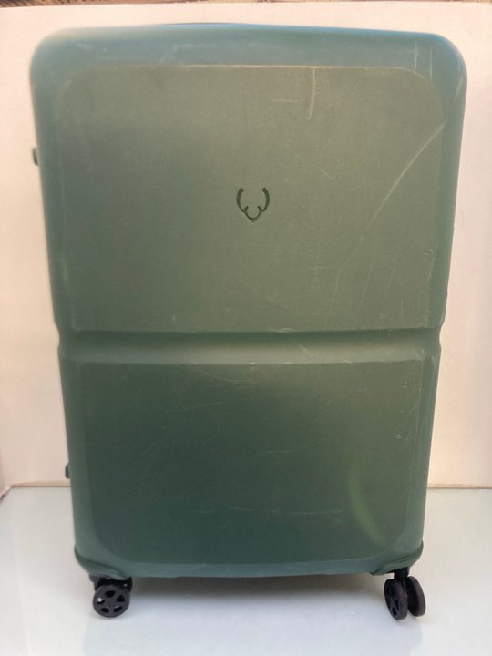 Lot 1140  
            Marchington SR13 - Parcel Delivery Only 

                
ANTLER 4 WHEELED HARD SHELL LARGE SUITCASE IN GREEN - ORIGINAL RRP £230: LOCATION...