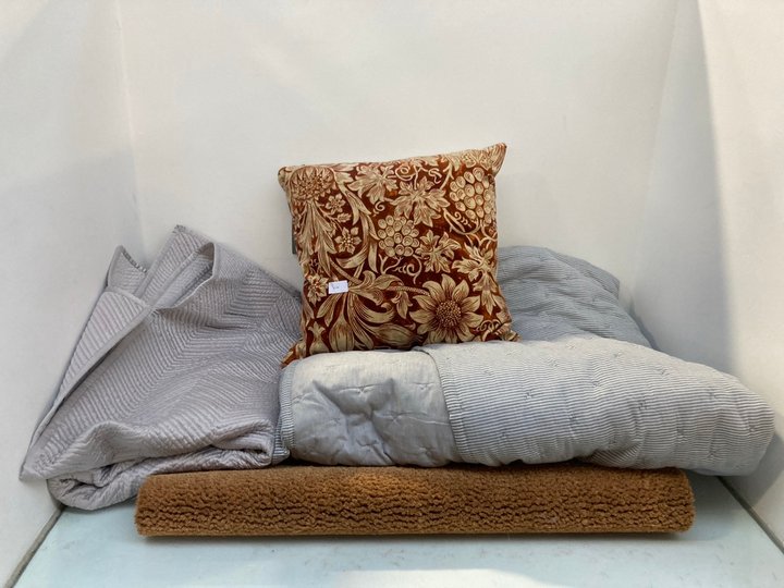 Lot 1143  
            Marchington SR13 - Parcel Delivery Only 

                
4 X ASSORTED HOME FURNISHINGS TO INCLUDE MORRIS & CO SUNFLOWER VELVET CUSHION IN ...