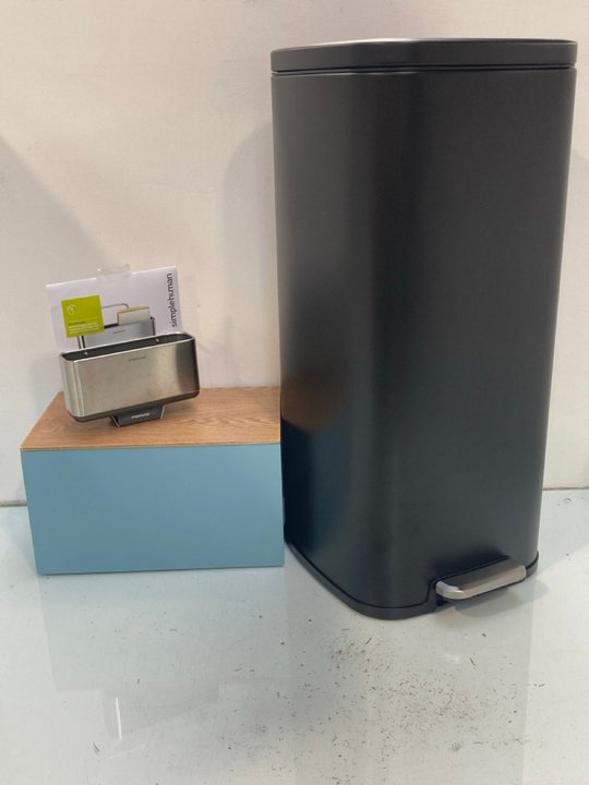 Lot 1151  
            Marchington SR13 - Parcel Delivery Only 

                
3 X ASSORTED KITCHEN ITEMS TO INCLUDE SIMPLEHUMAN STAINLESS STEEL SLIM SINK CADDY...