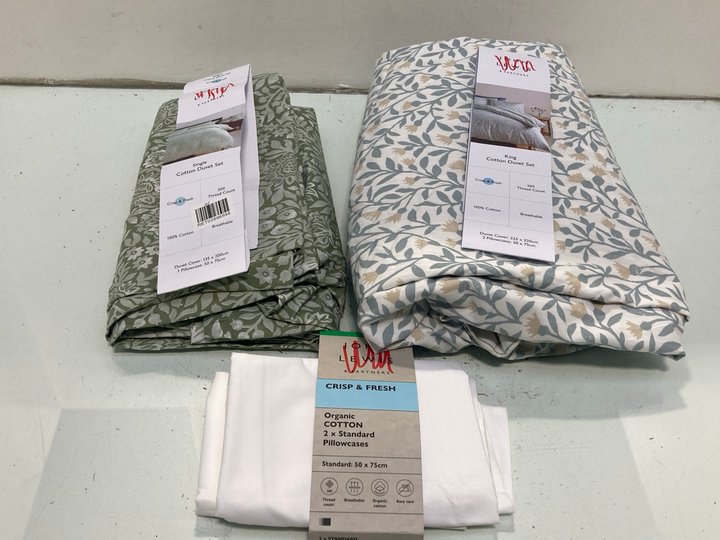 Lot 1168  
            Marchington SR13 - Parcel Delivery Only 

                
3 X ASSORTED BEDDING ITEMS TO INCLUDE JOHN LEWIS & PARTNERS CRISP & FRESH 2 PACK ...