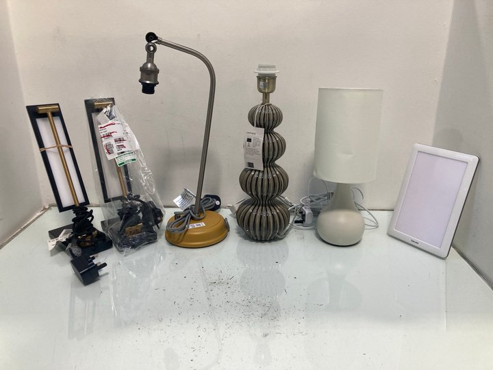 Lot 1170  
            Marchington SR13 - Parcel Delivery Only 

                
QTY OF ASSORTED LIGHTING ITEMS TO INCLUDE JOHN LEWIS & PARTNERS CERAMIC RIBBED LA...