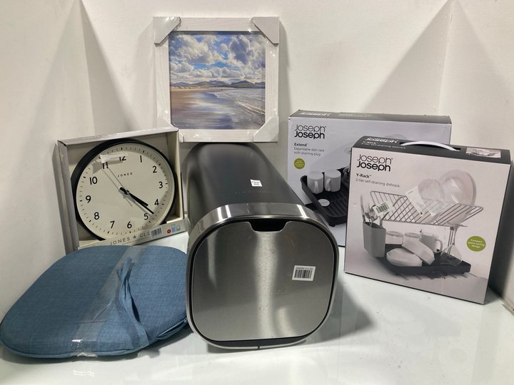 Lot 1182  
            Marchington SR13 - Parcel Delivery Only 

                
6 X ASSORTED HOUSEHOLD ITEMS TO INCLUDE JOHN LEWIS & PARTNERS 40 LITRE TOUCH TOP ...