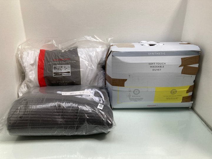 Lot 1206  
            Marchington SR13 - Parcel Delivery Only 

                
3 X ASSORTED BEDDING ITEMS TO INCLUDE JOHN LEWIS & PARTNERS SOFT TOUCH 4.5+9 TOG ...