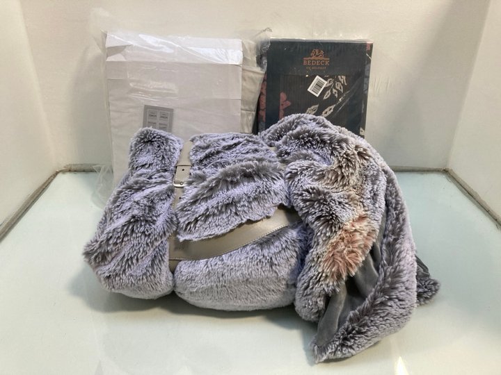 Lot 1209  
            Marchington SR13 - Parcel Delivery Only 

                
3 X ASSORTED HOME FURNISHINGS TO INCLUDE JOHN LEWIS & PARTNERS PENCIL PLEAT CURTA...