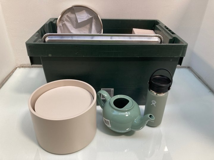 Lot 1218  
            Marchington SR13 - Parcel Delivery Only 

                
QTY OF ASSORTED HOUSEHOLD ITEMS TO INCLUDE NEOM WHITE CERAMIC COVER FOR ESSENTIAL...