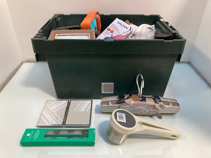 Lot 1219  
            Marchington SR13 - Parcel Delivery Only 

                
QTY OF ASSORTED HOUSEHOLD ITEMS TO INCLUDE SALTER COOKING THERMOMETER WITH LEAVE ...