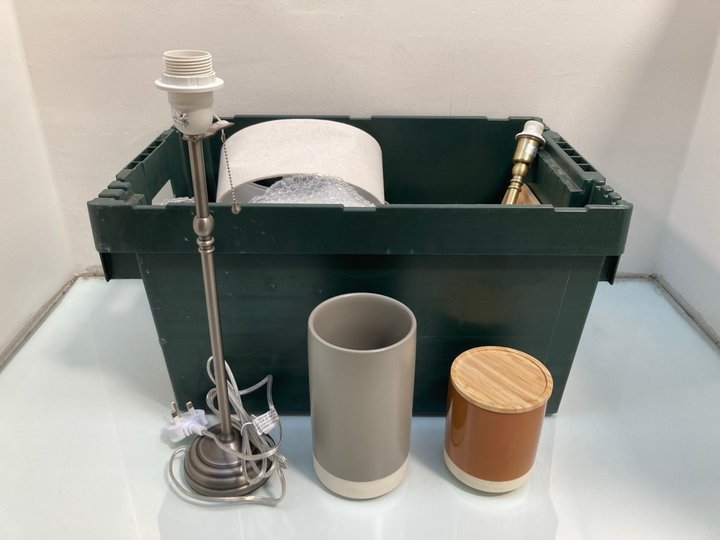 Lot 1220  
            Marchington SR13 - Parcel Delivery Only 

                
QTY OF ASSORTED HOMEWARE ITEMS TO INCLUDE JOHN LEWIS & PARTNERS LUX TOILET ROLL H...