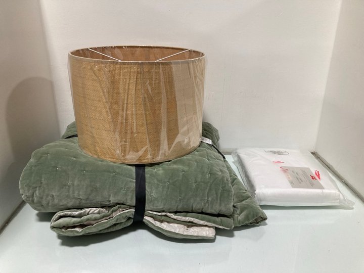 Lot 1239  
            Marchington SR13 - Parcel Delivery Only 

                
3 X ASSORTED HOMEWARE ITEMS TO INCLUDE JOHN LEWIS & PARTNERS EGYPTIAN COTTON SUPE...