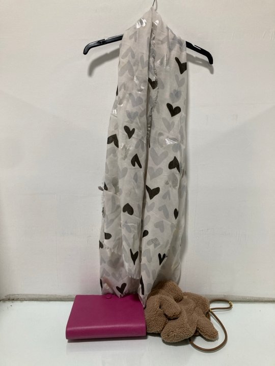 Lot 1240  
            Marchington SR13 - Parcel Delivery Only 

                
3 X ASSORTED ITEMS TO INCLUDE FILOFAX LEATHER DIARY IN PINK: LOCATION - G12