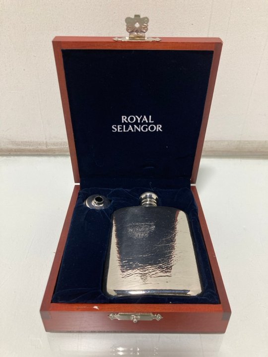 Lot 1241  
            Marchington SR13 - Parcel Delivery Only 

                
ROYAL SELANGOR PRESENTATION HIP FLASK IN DARK WOOD - ORIGINAL RRP £129: LOCATION ...