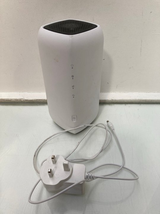 Lot 1275  
            Marchington SR13 - Parcel Delivery Only 

                
3 5G HOME BROADBAND HUB - MODEL: NR5103EV2: LOCATION - F17