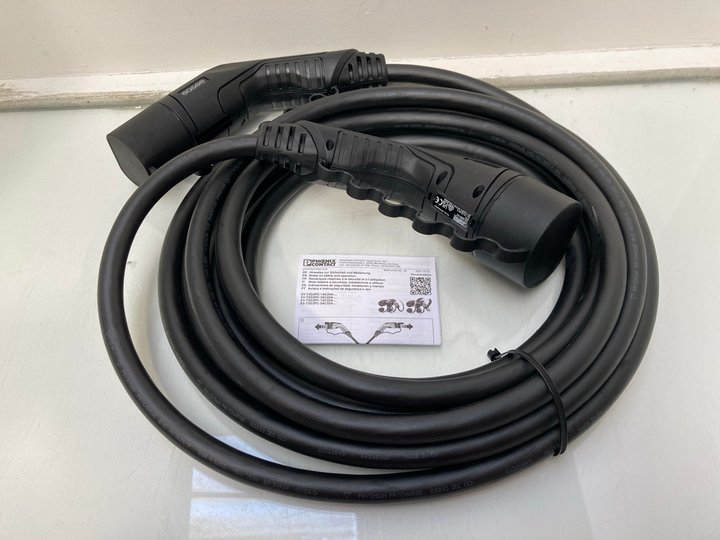 Lot 1293  
            Marchington SR13 - Parcel Delivery Only 

                
EASEE 7.5 METER TYPE 2 TO TYPE 2 THREE PHASE CHARGING LEAD - ORIGINAL RRP £233.98...