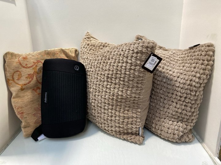 Lot 1302  
            Marchington SR13 - Parcel Delivery Only 

                
4 X ASSORTED HOMEWARE ITEMS TO INCLUDE 2 X MALINI BOUCLE CUSHIONS IN NATURAL - SI...