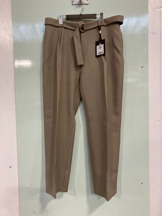 Lot 1319  
            Marchington SR13 - Parcel Delivery Only 

                
MANIERE DE VOIR MENS LOUIS RELAXED FIT BELTED TAILORED TROUSERS IN BEIGE - SIZE U...