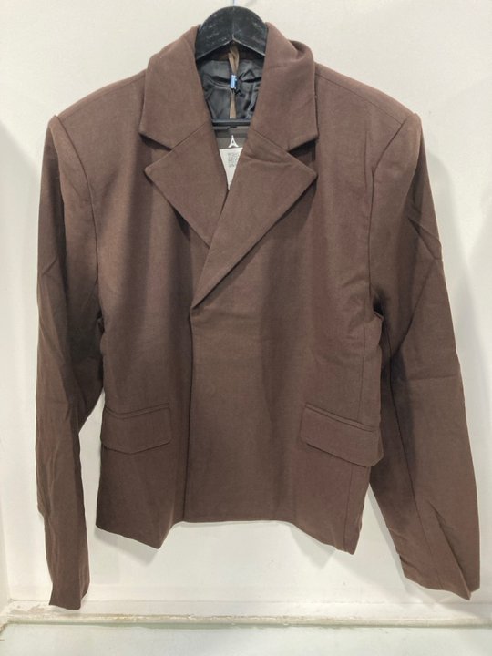Lot 1320  
            Marchington SR13 - Parcel Delivery Only 

                
MANIERE DE VOIR MENS HECTOR DOUBLE BREASTED TAILORED CROPPED BLAZER IN BROWN - SI...