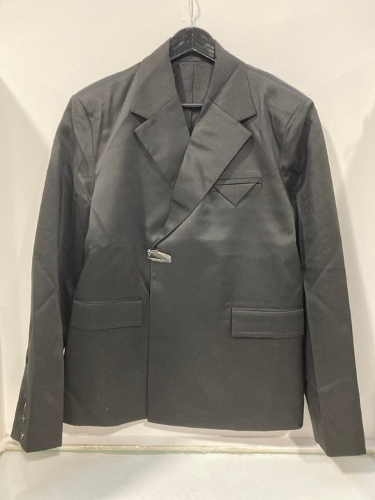 Lot 1321  
            Marchington SR13 - Parcel Delivery Only 

                
MANIERE DE VOIR MENS GASTON DOUBLE BREASTED SATIN SUIT JACKET IN BLACK - SIZE UK ...