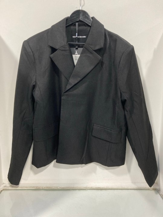 Lot 1322  
            Marchington SR13 - Parcel Delivery Only 

                
MANIERE DE VOIR MENS HECTOR DOUBLE BREASTED TAILORED CROPPED BLAZER IN BLACK - SI...