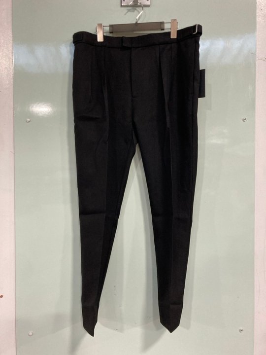 Lot 1323  
            Marchington SR13 - Parcel Delivery Only 

                
MANIERE DE VOIR MENS HUBERT SLIM FIT DOUBLE PLEAT TROUSERS IN BLACK - SIZE UK 36W...