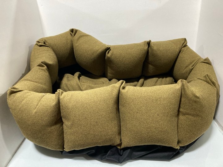 Lot 1333  
            Marchington SR13 - Parcel Delivery Only 

                
IVY & DUKE LARGE DEN PET BED IN GREEN - ORIGINAL RRP £240: LOCATION - F15