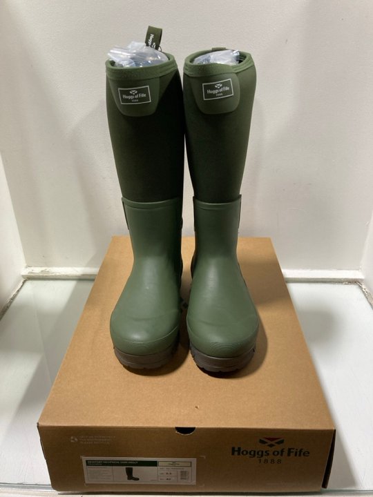 Lot 1348  
            Marchington SR13 - Parcel Delivery Only 

                
HOGGS OF FIFE NEWPORT NEOPRENE 5MM WELLIES IN FIELD/GREEN - SIZE UK 6.5: LOCATION...