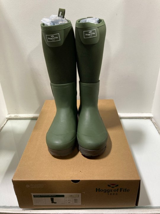 Lot 1349  
            Marchington SR13 - Parcel Delivery Only 

                
HOGGS OF FIFE NEWPORT NEOPRENE 5MM WELLIES IN FIELD/GREEN - SIZE UK 6.5: LOCATION...