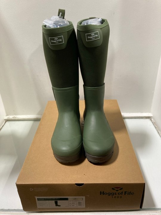 Lot 1350  
            Marchington SR13 - Parcel Delivery Only 

                
HOGGS OF FIFE NEWPORT NEOPRENE 5MM WELLIES IN FIELD/GREEN - SIZE UK 6.5: LOCATION...