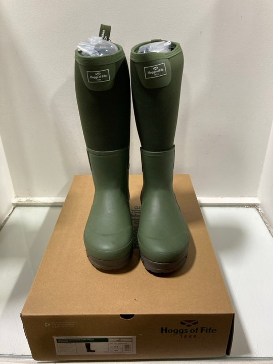 Lot 1352  
            Marchington SR13 - Parcel Delivery Only 

                
HOGGS OF FIFE NEWPORT NEOPRENE 5MM WELLIES IN FIELD/GREEN - SIZE UK 6.5: LOCATION...