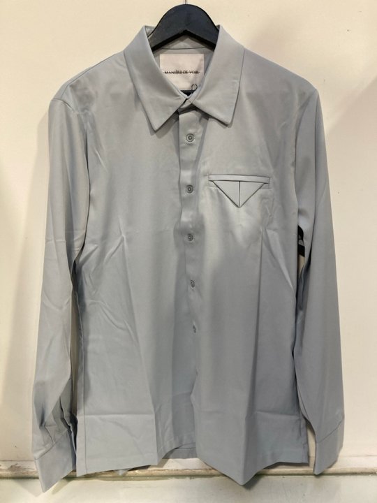 Lot 1359  
            Marchington SR13 - Parcel Delivery Only 

                
MANIERE DE VOIR MENS TAILORED LONG SLEEVED SHIRT IN PALE BLUE - SIZE UK XL - ORIG...