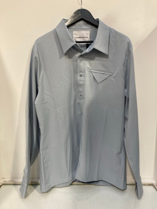 Lot 1360  
            Marchington SR13 - Parcel Delivery Only 

                
MANIERE DE VOIR MENS TOM SLIM FIT TAILORED STRETCH DRESS SHIRT IN PALE BLUE - SIZ...