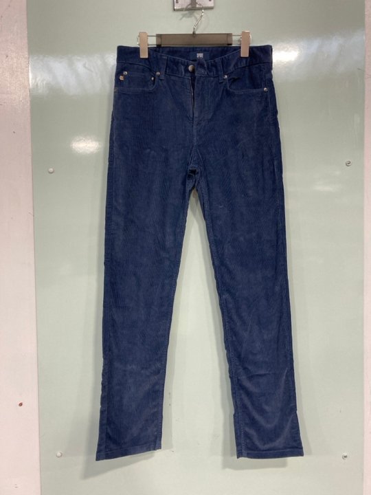 Lot 1362  
            Marchington SR13 - Parcel Delivery Only 

                
SPOKE MENS CORD FIVES NOCTURNE CORDED TROUSERS IN BLUE - SIZE UK 32W - ORIGINAL R...