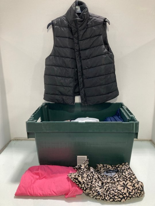 Lot 1400  
            Marchington SR13 - Parcel Delivery Only 

                
QTY OF ASSORTED WOMENS CLOTHING IN VARIOUS SIZES TO INCLUDE SAG HARBOUR S/S FLORA...