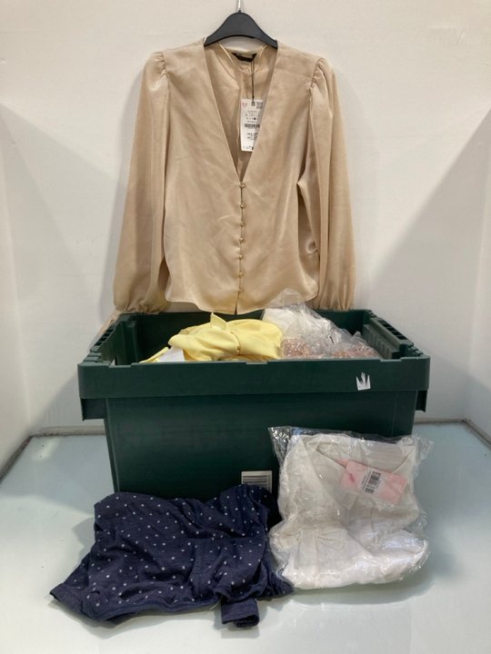 Lot 1405  
            Marchington SR13 - Parcel Delivery Only 

                
QTY OF ASSORTED WOMENS CLOTHING IN VARIOUS SIZES TO INCLUDE PINK BOUTIQUE TEMPTAT...